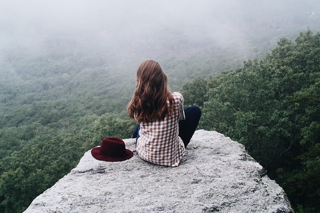 Nainen etsii sisäistä rauhaa luonnon keskeltä ja päästää jatkuvasta kontrollista irti